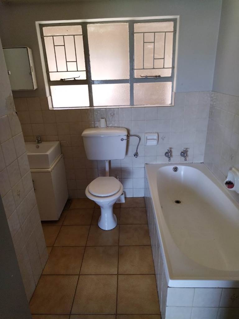 2 Bed Apartment in Krugersdorp North photo number 15