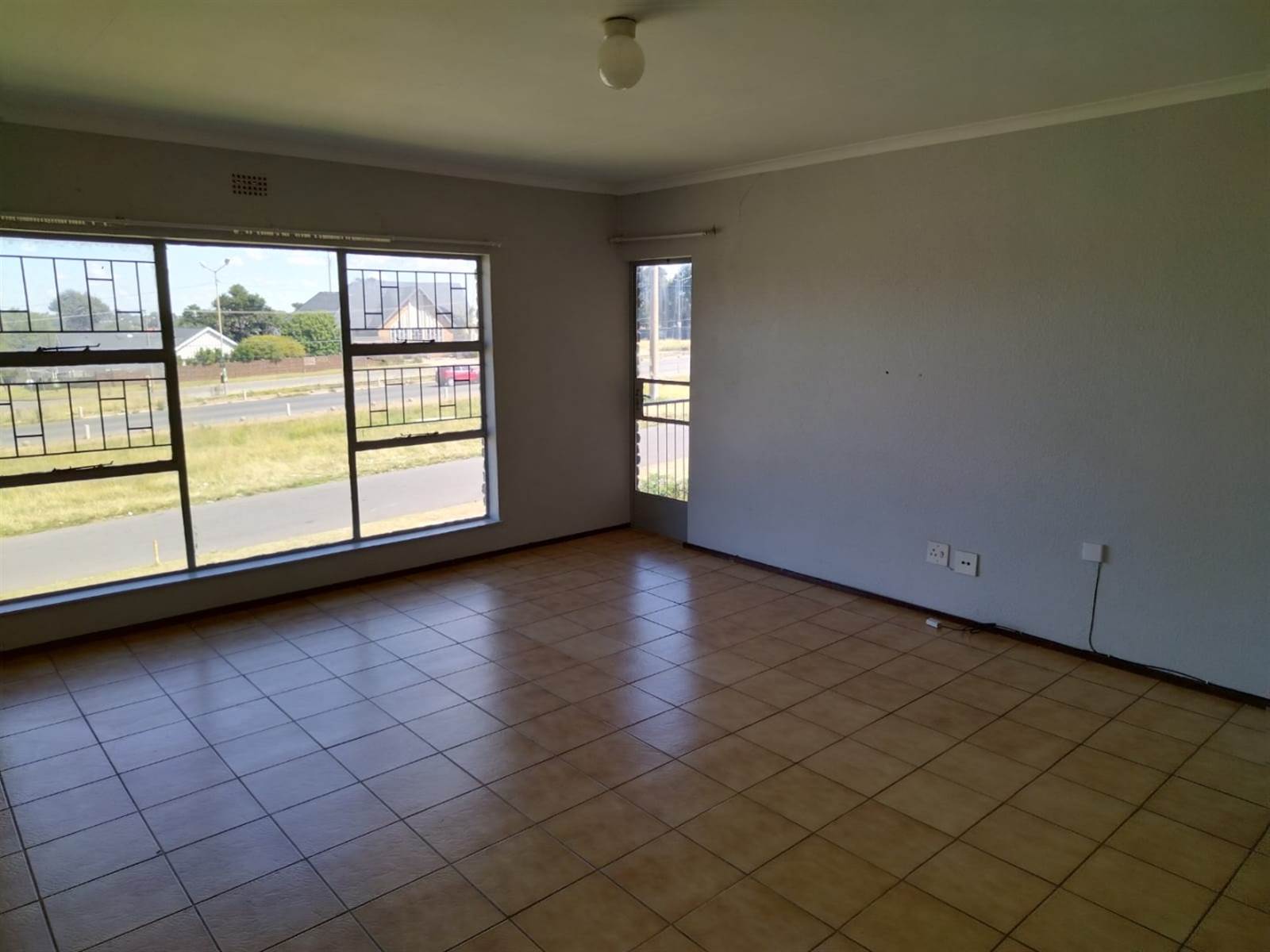 2 Bed Apartment in Krugersdorp North photo number 3