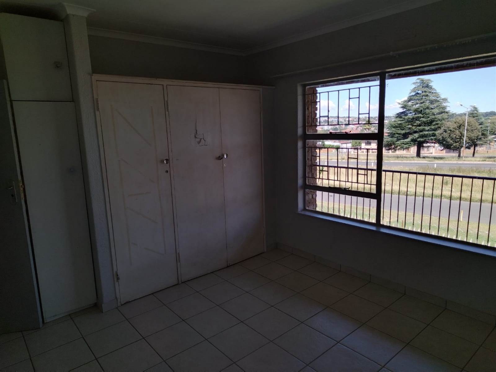 2 Bed Apartment in Krugersdorp North photo number 12
