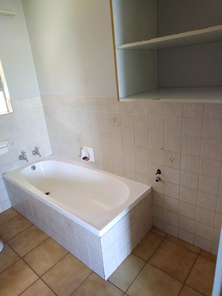 2 Bed Apartment in Krugersdorp North photo number 16