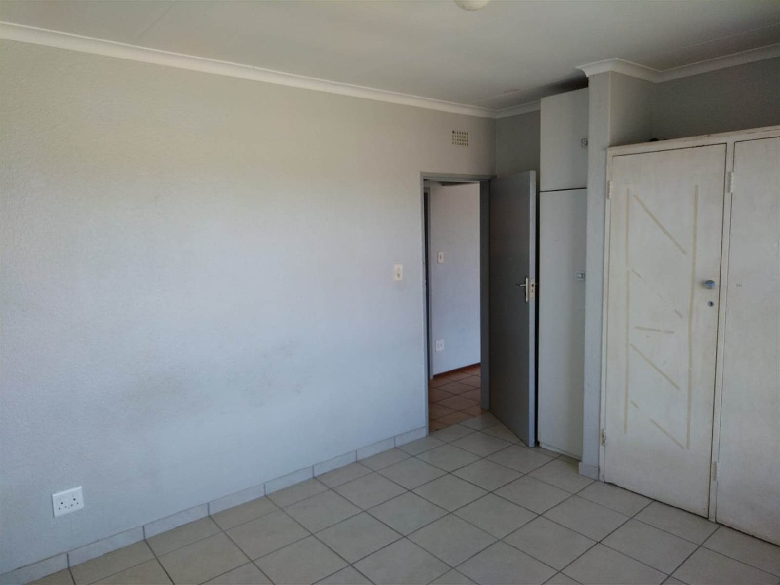2 Bed Apartment in Krugersdorp North photo number 10