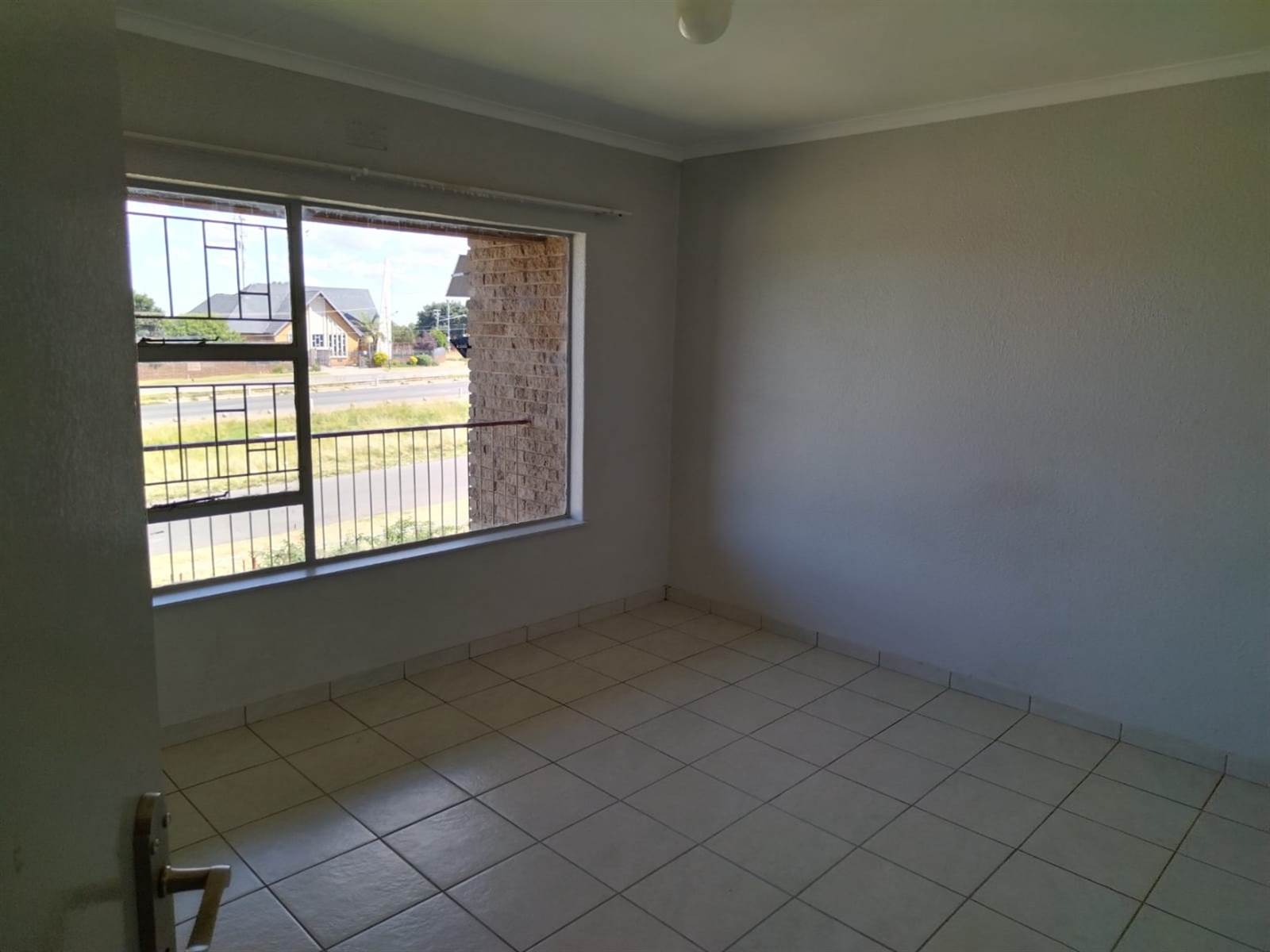 2 Bed Apartment in Krugersdorp North photo number 11