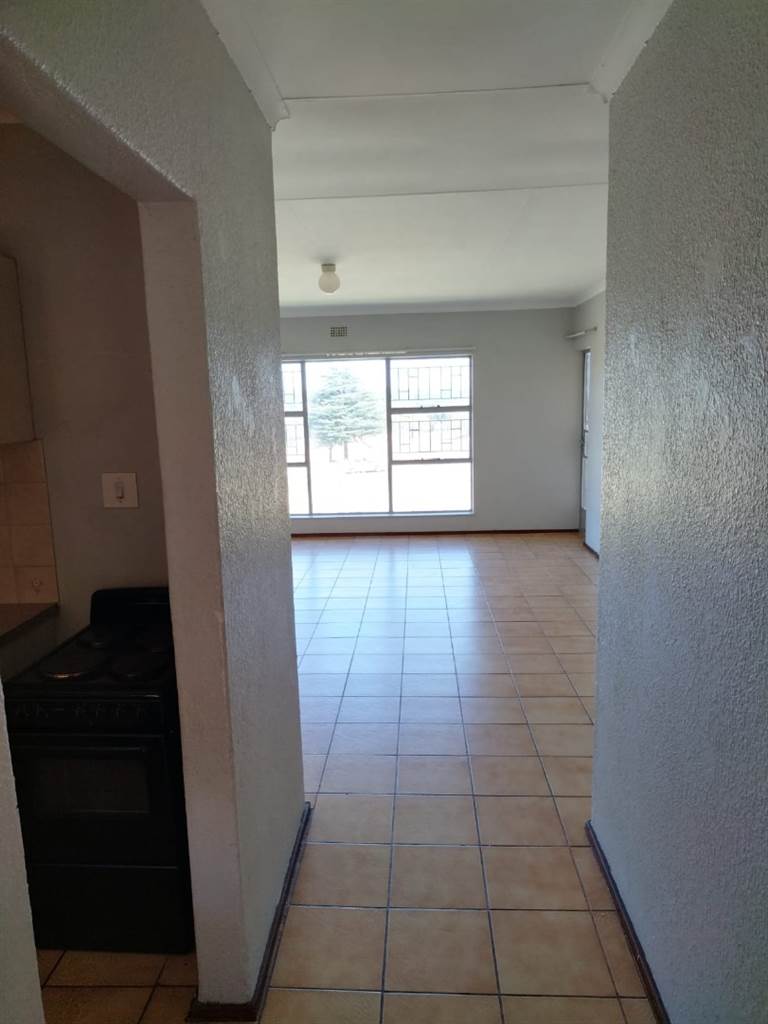 2 Bed Apartment in Krugersdorp North photo number 5