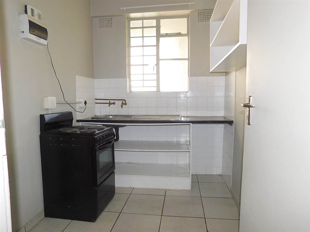 2 Bed Apartment in Johannesburg Central photo number 2