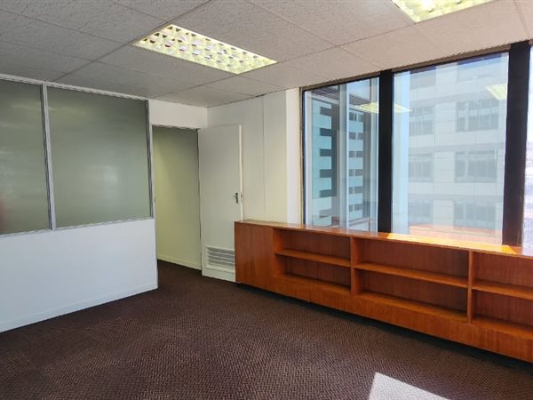 142  m² Commercial space