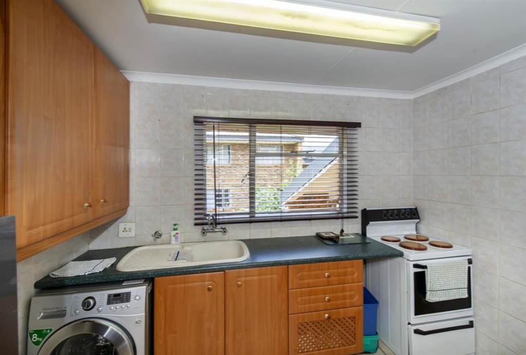 2 Bed Townhouse in Eastleigh photo number 9