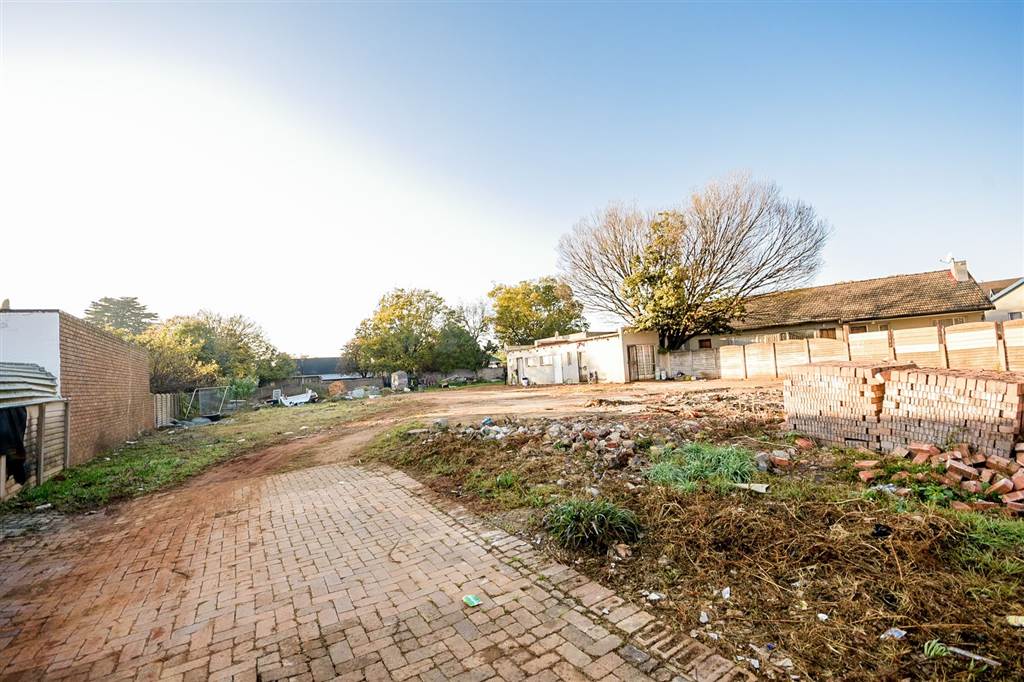 1190 m² Land available in Rhodesfield photo number 5