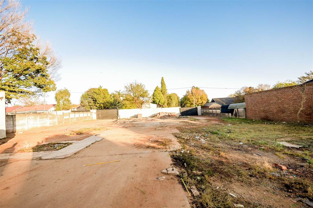 1190 m² Land available in Rhodesfield photo number 4