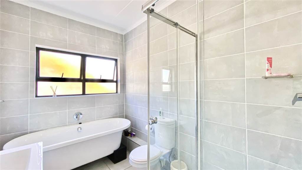 2 Bed Apartment in Crowthorne photo number 6