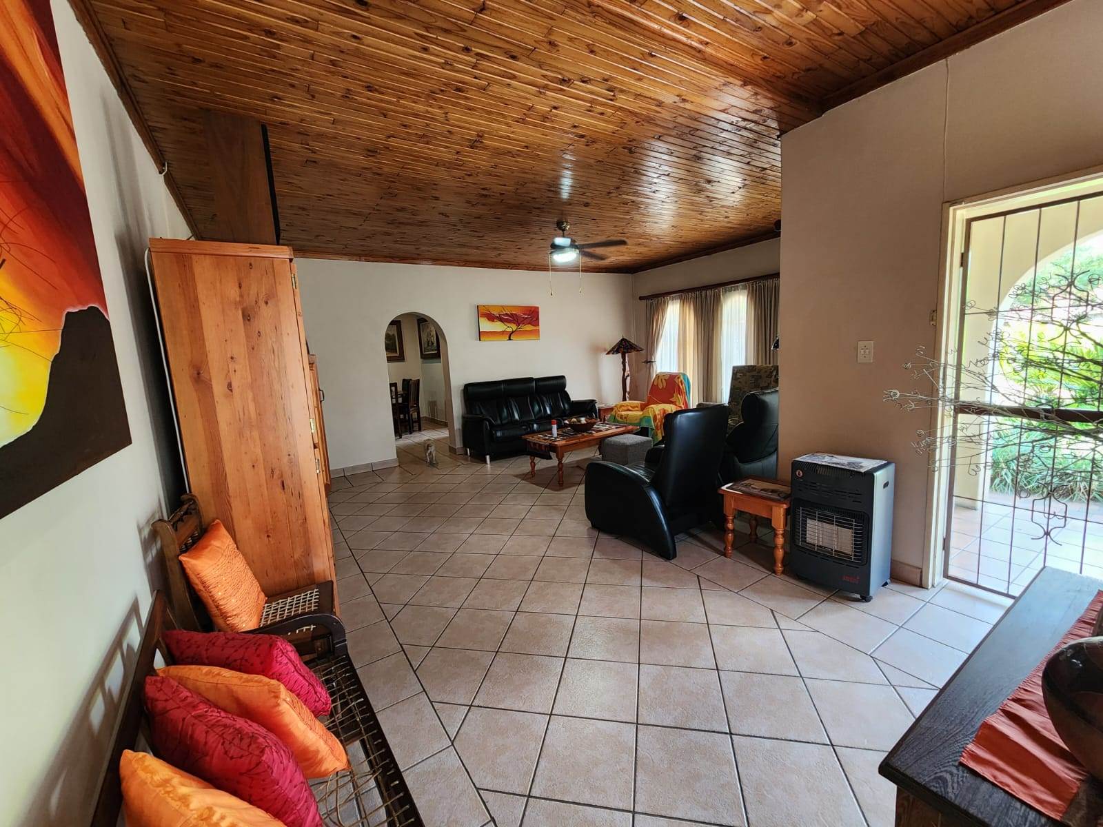 3 Bed House in Daspoort photo number 9