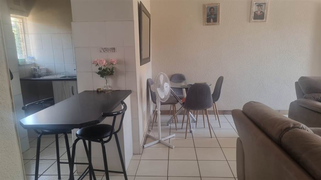 2 Bed Townhouse in Randpoort photo number 4