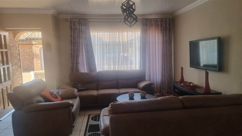 2 Bed Townhouse in Randpoort photo number 5