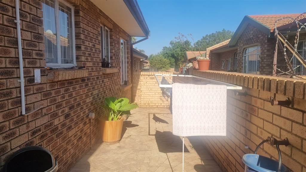 2 Bed Townhouse in Randpoort photo number 13