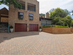 4 Bed House in Moreleta Park