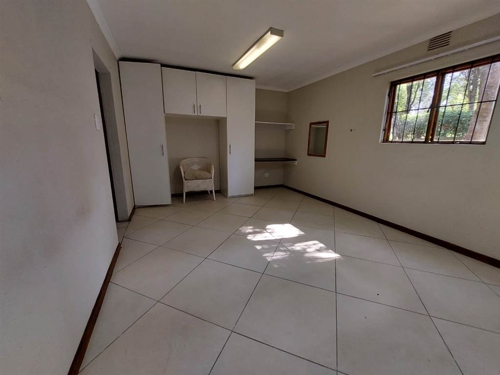 1 Bed Apartment in Ruimsig photo number 3