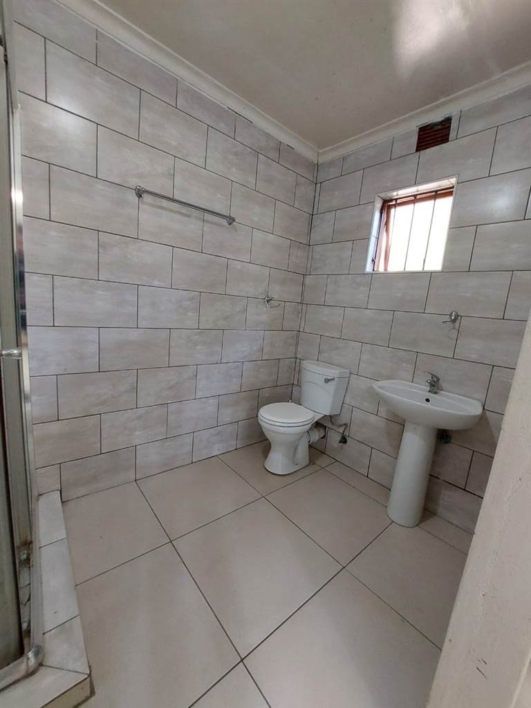 1 Bed Apartment in Ruimsig photo number 8