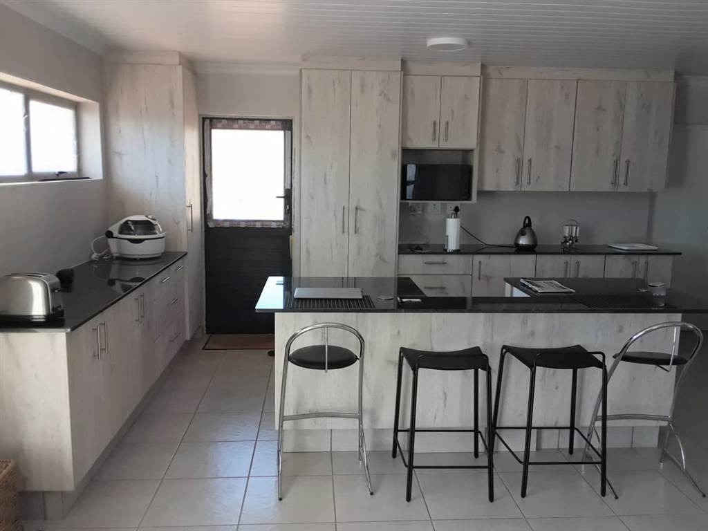 3 Bed House in Mossel Bay photo number 4
