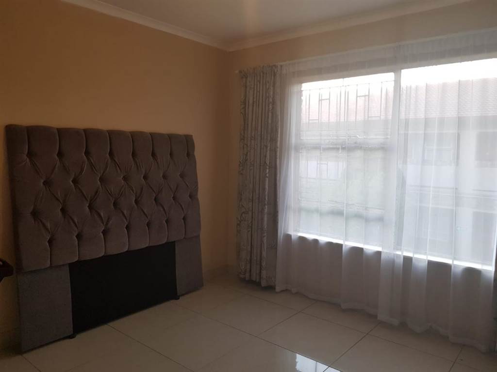 2 Bed Apartment in Northcliff photo number 8