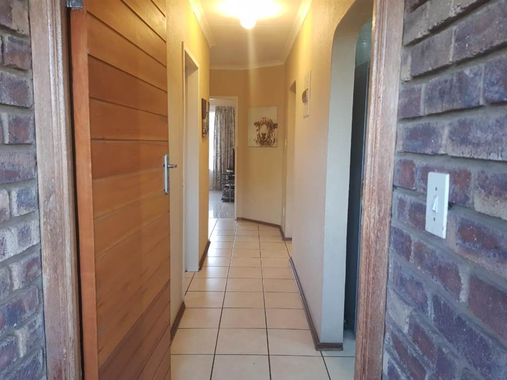 2 Bed Apartment in Northcliff photo number 2