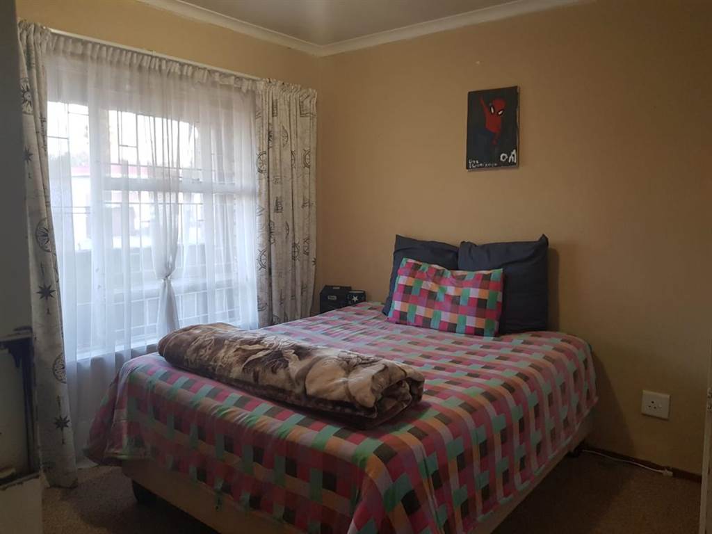 2 Bed Apartment in Northcliff photo number 11