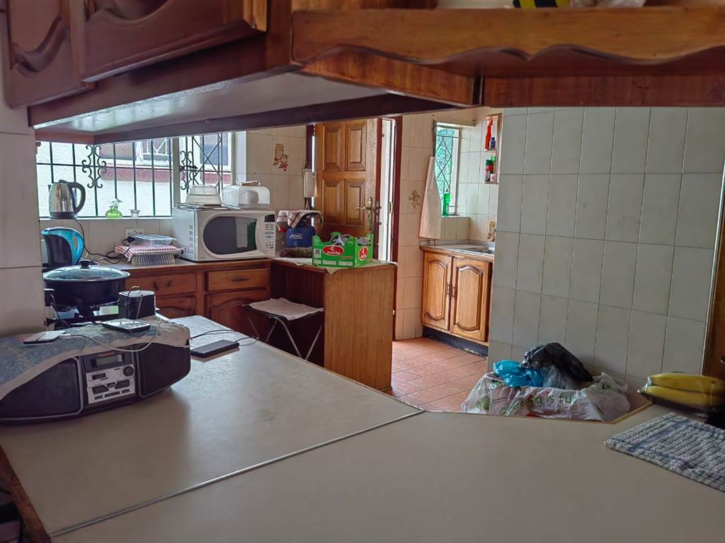 3 Bed House in Lombardy East photo number 11