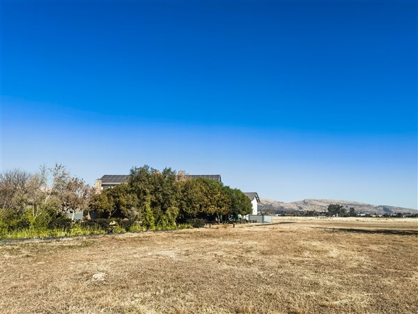 1 842 m² Land