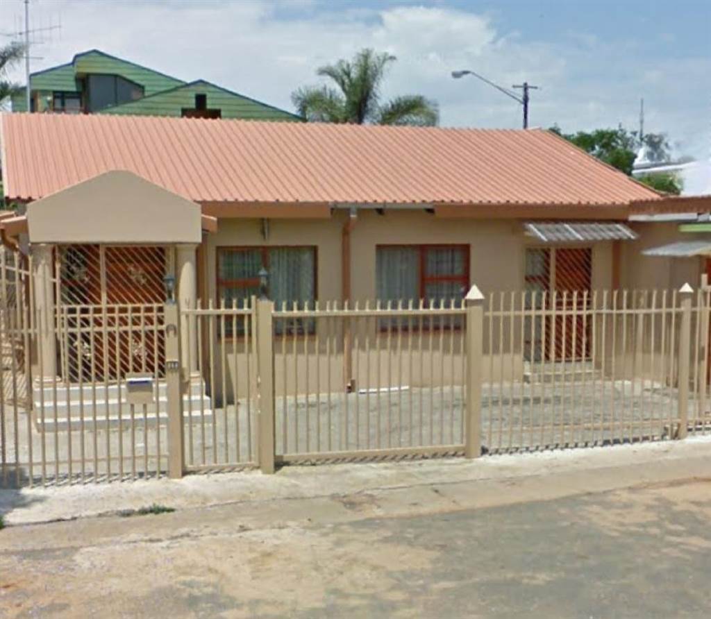 7 Bed House in Laudium photo number 2