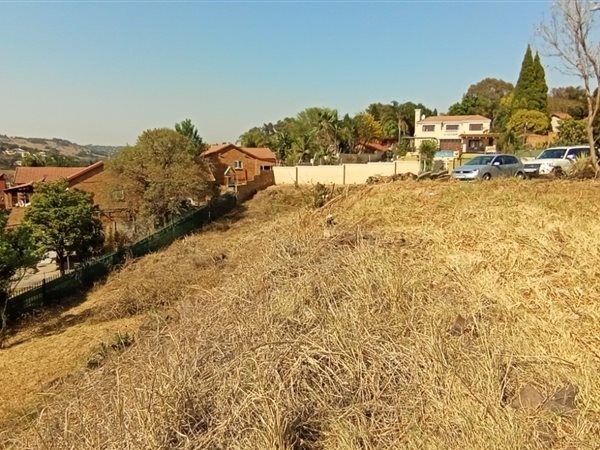 1 745 m² Land