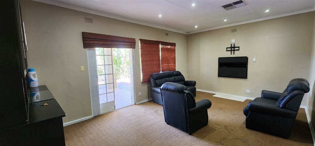3 Bed House in Upington photo number 13