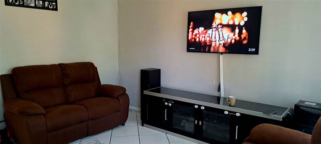 2 Bed Townhouse in Highveld photo number 10