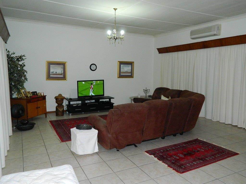 4 Bed House in Middelpos photo number 3