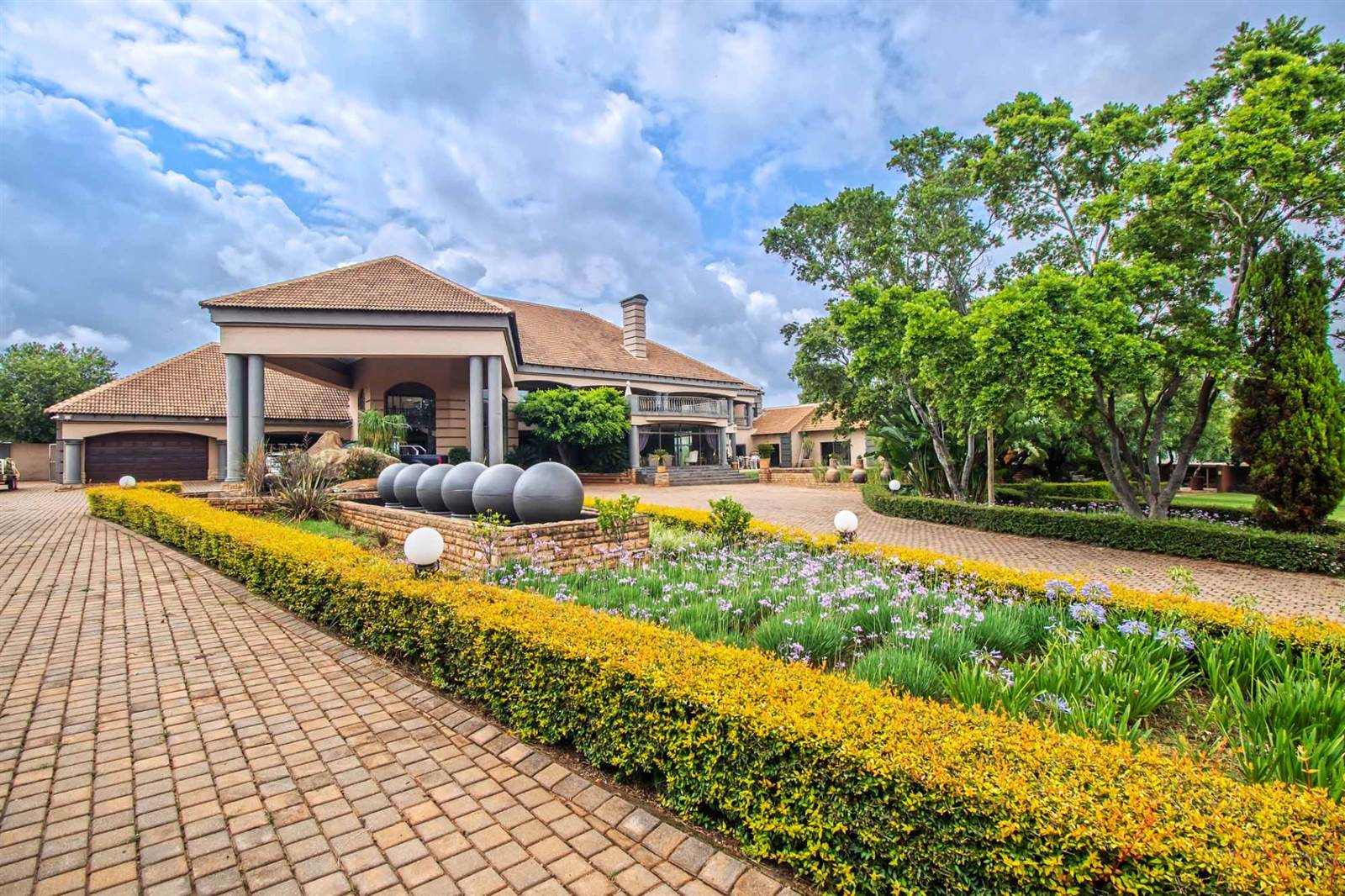 6 Bed House in Mooikloof Equestrian Estate photo number 2