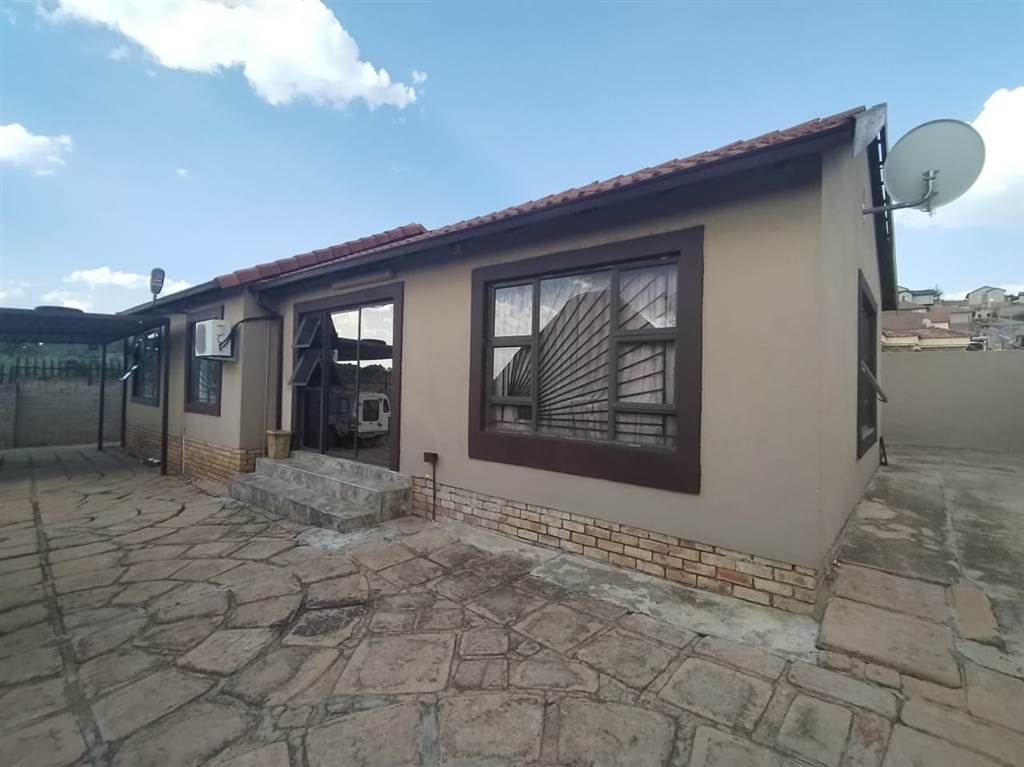 3 Bed House in Naturena photo number 2
