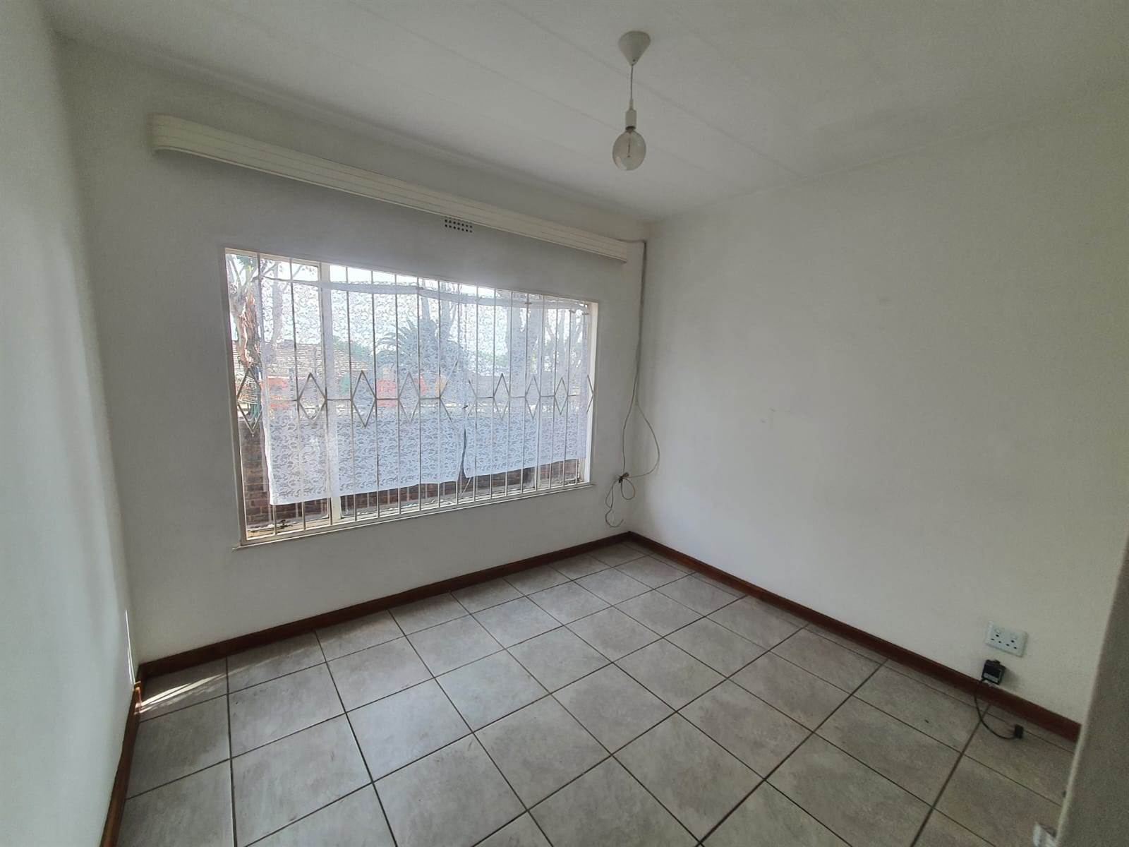 2 Bed Flat in Turffontein photo number 10