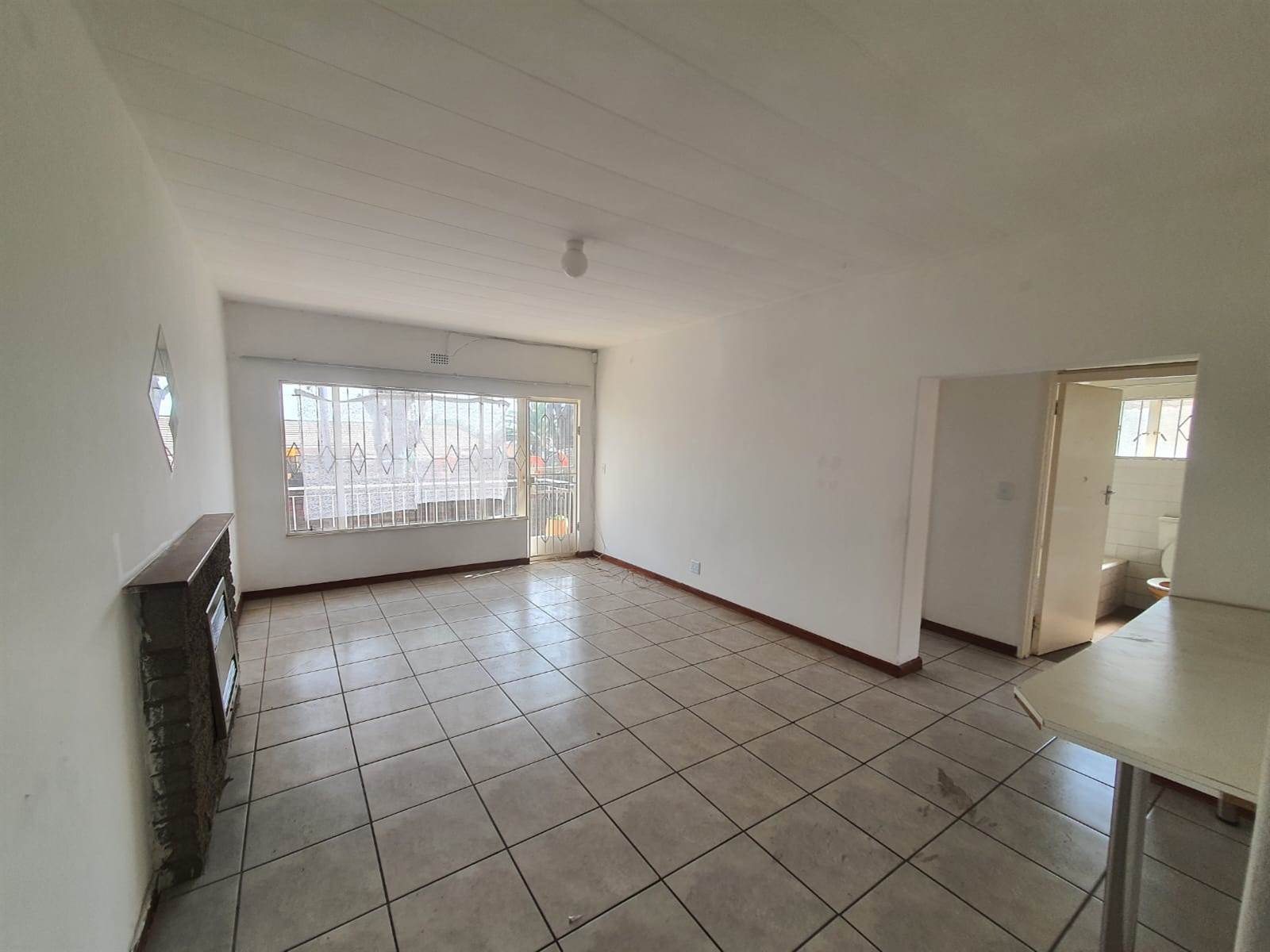 2 Bed Flat in Turffontein photo number 5