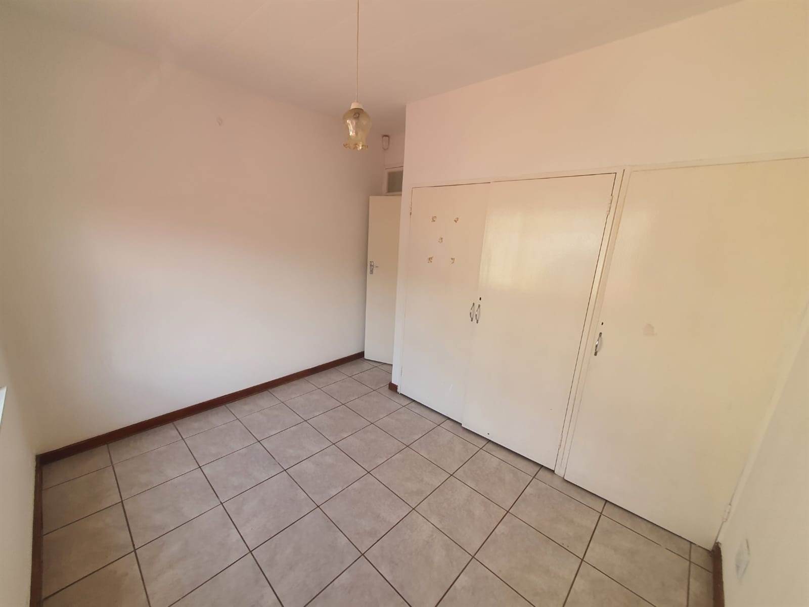 2 Bed Flat in Turffontein photo number 8