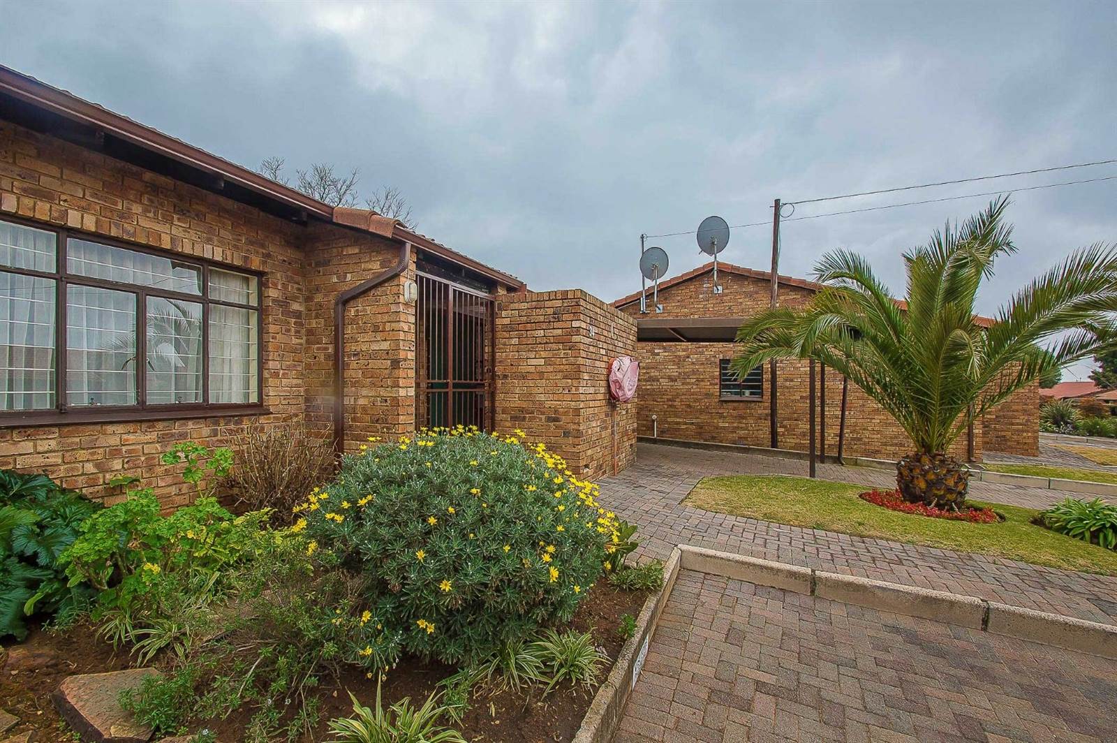 2 Bed Townhouse in Ontdekkers Park photo number 1