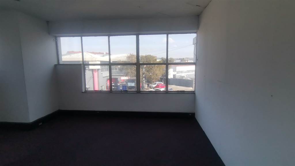 134  m² Commercial space in Wynberg photo number 12