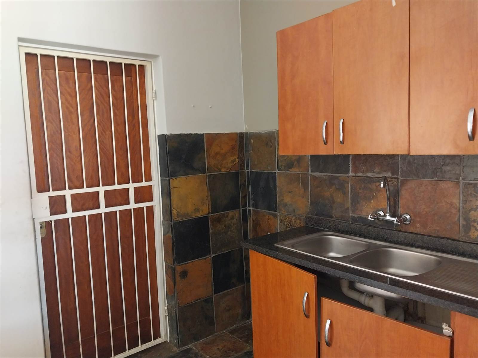 2 Bed Townhouse in Polokwane Central photo number 3