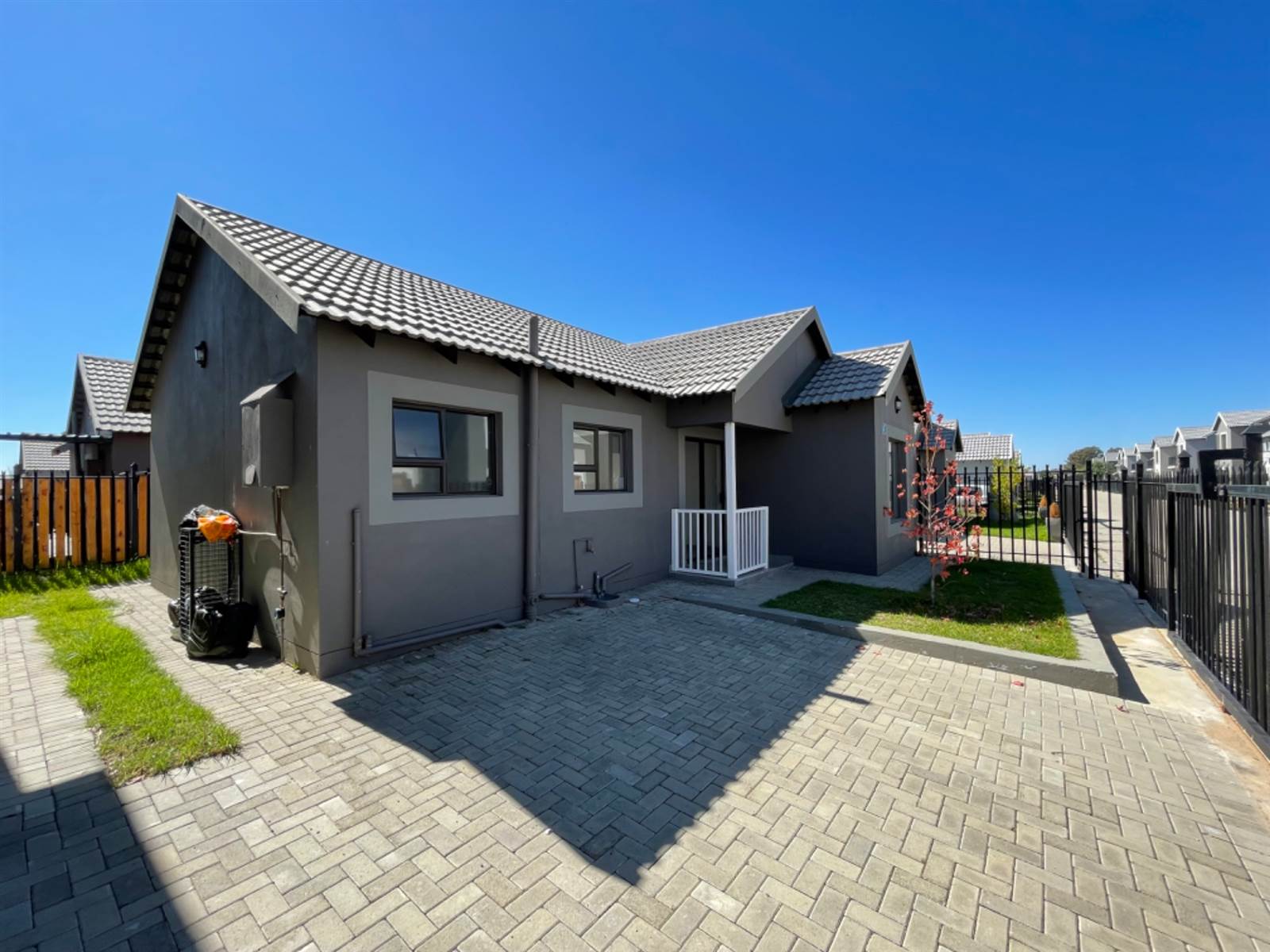 3 Bed Townhouse in Bloemspruit photo number 3