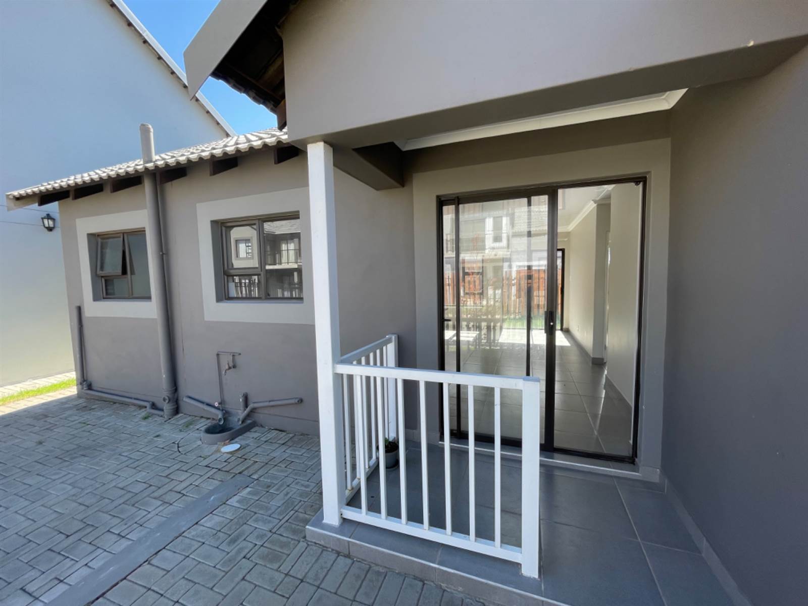 3 Bed Townhouse in Bloemspruit photo number 4