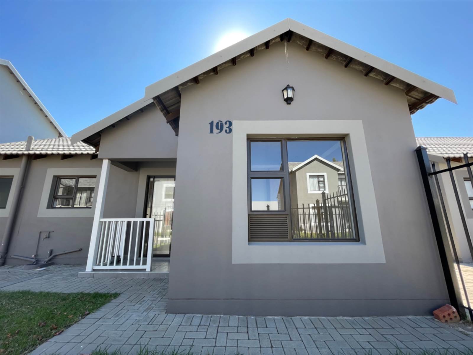 3 Bed Townhouse in Bloemspruit photo number 2