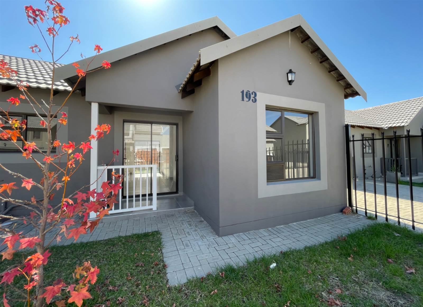 3 Bed Townhouse in Bloemspruit photo number 1