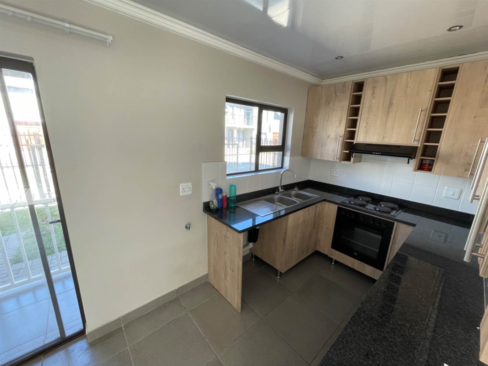 3 Bed Townhouse in Bloemspruit photo number 8