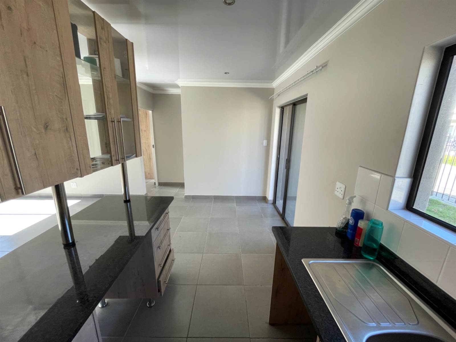 3 Bed Townhouse in Bloemspruit photo number 9