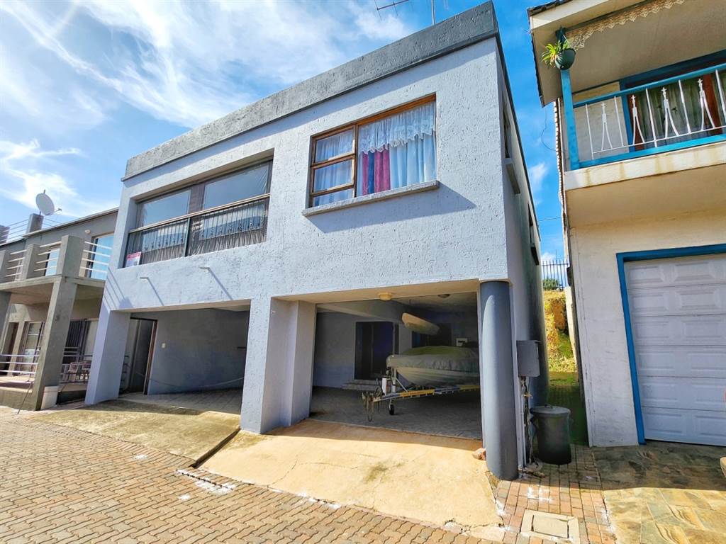 4 Bed House in Bronkhorstbaai photo number 2