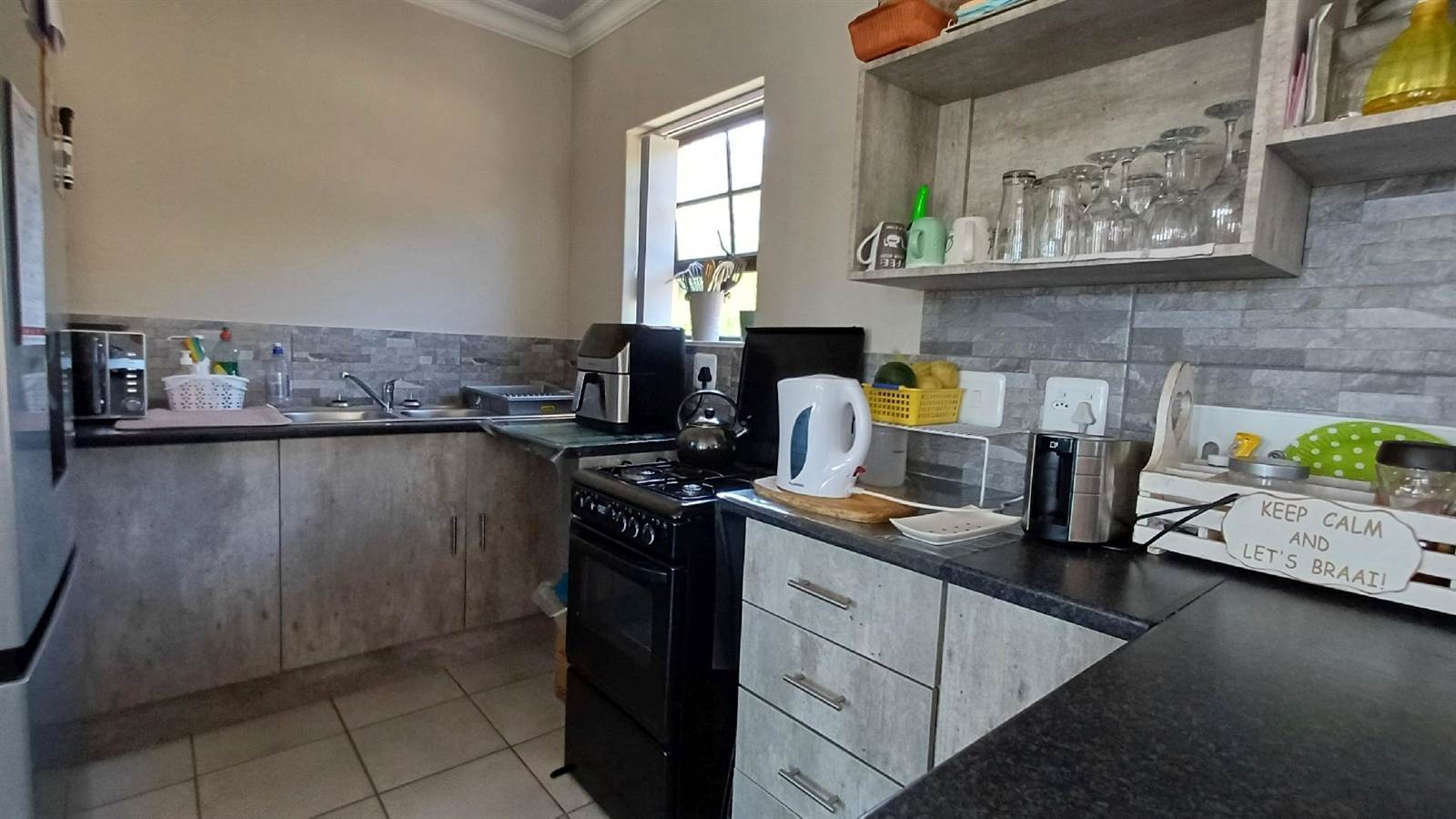 2 Bed Townhouse in Mossel Bay Central photo number 4