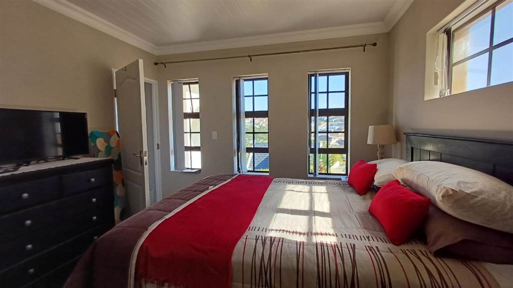 2 Bed Townhouse in Mossel Bay Central photo number 9