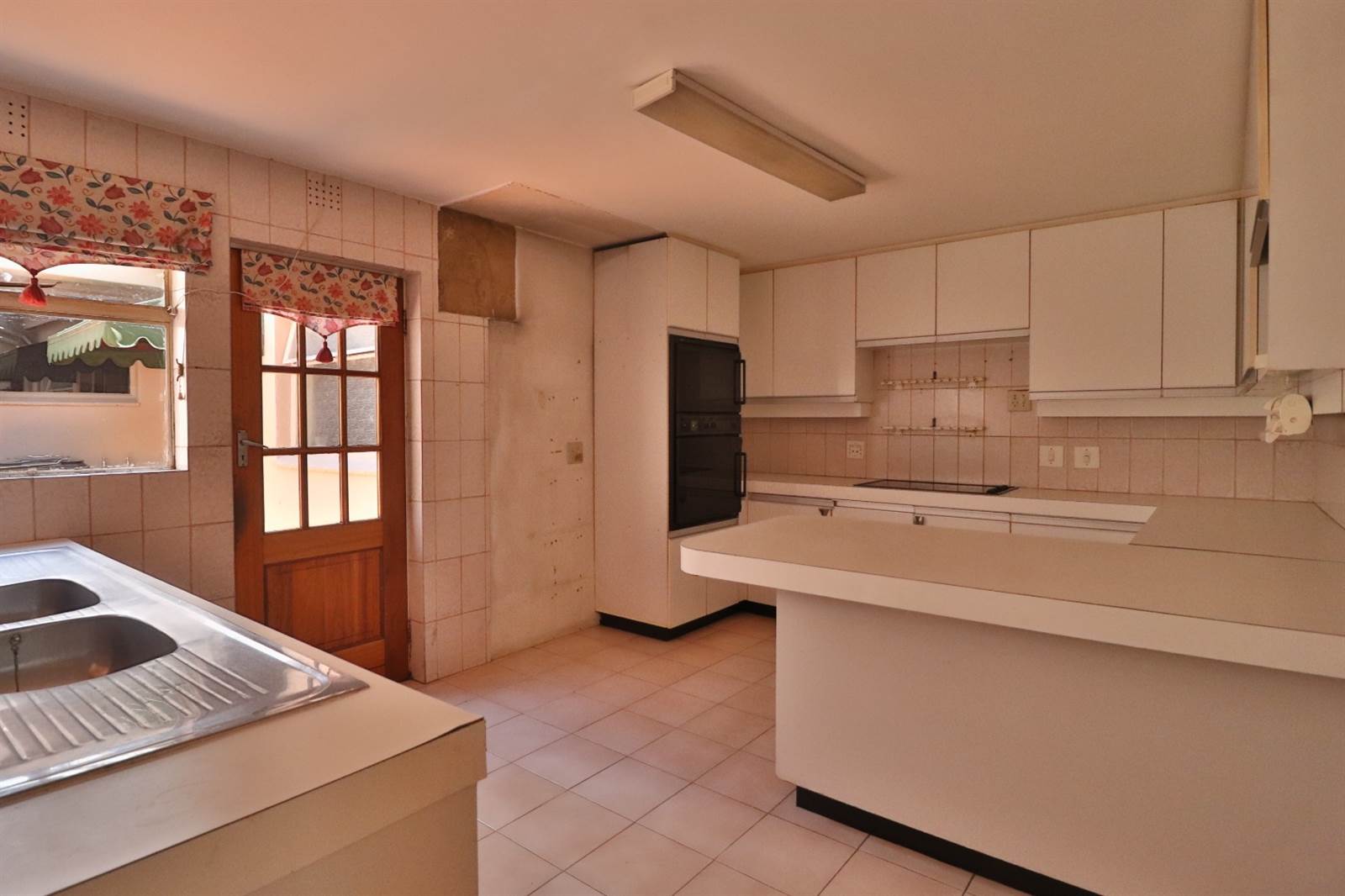 3 Bed Townhouse in Illovo photo number 5