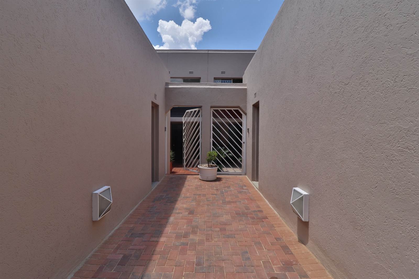 3 Bed Townhouse in Illovo photo number 3
